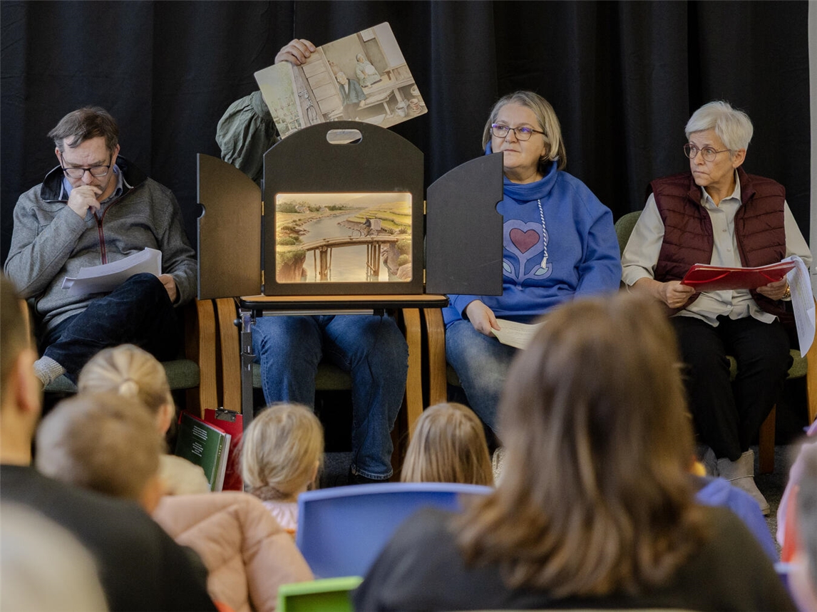 "Klever Vorleseclub beim Kamishibai in Stadtbücherei Kleve"