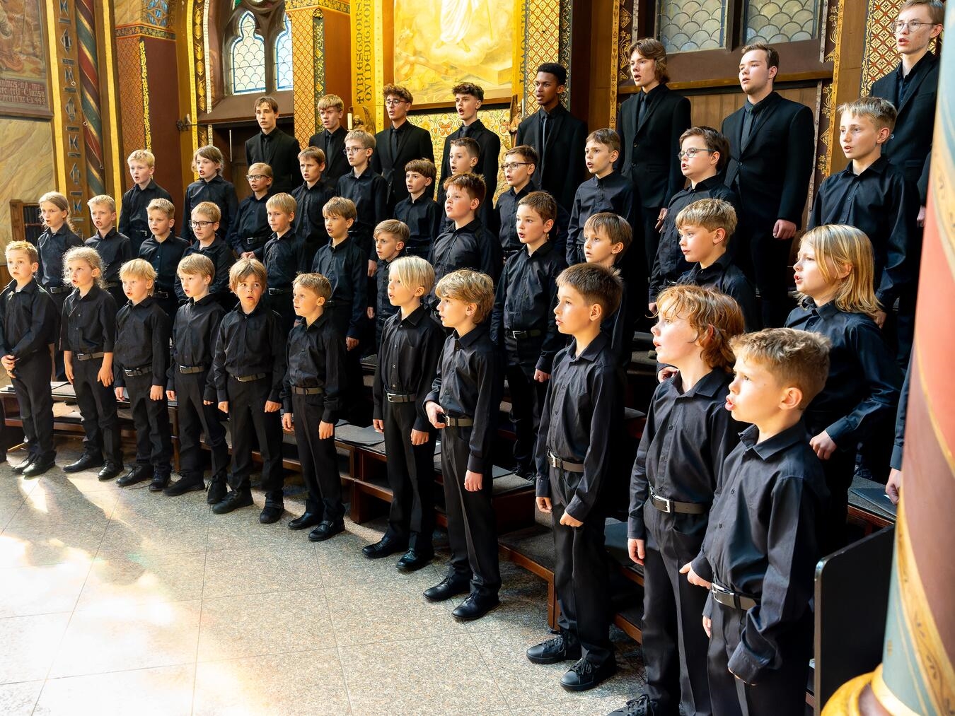 "Knabenchor Kevelaer bei Auftrittsvorbereitung in Bury St. Edmunds, Foto von David Simon"