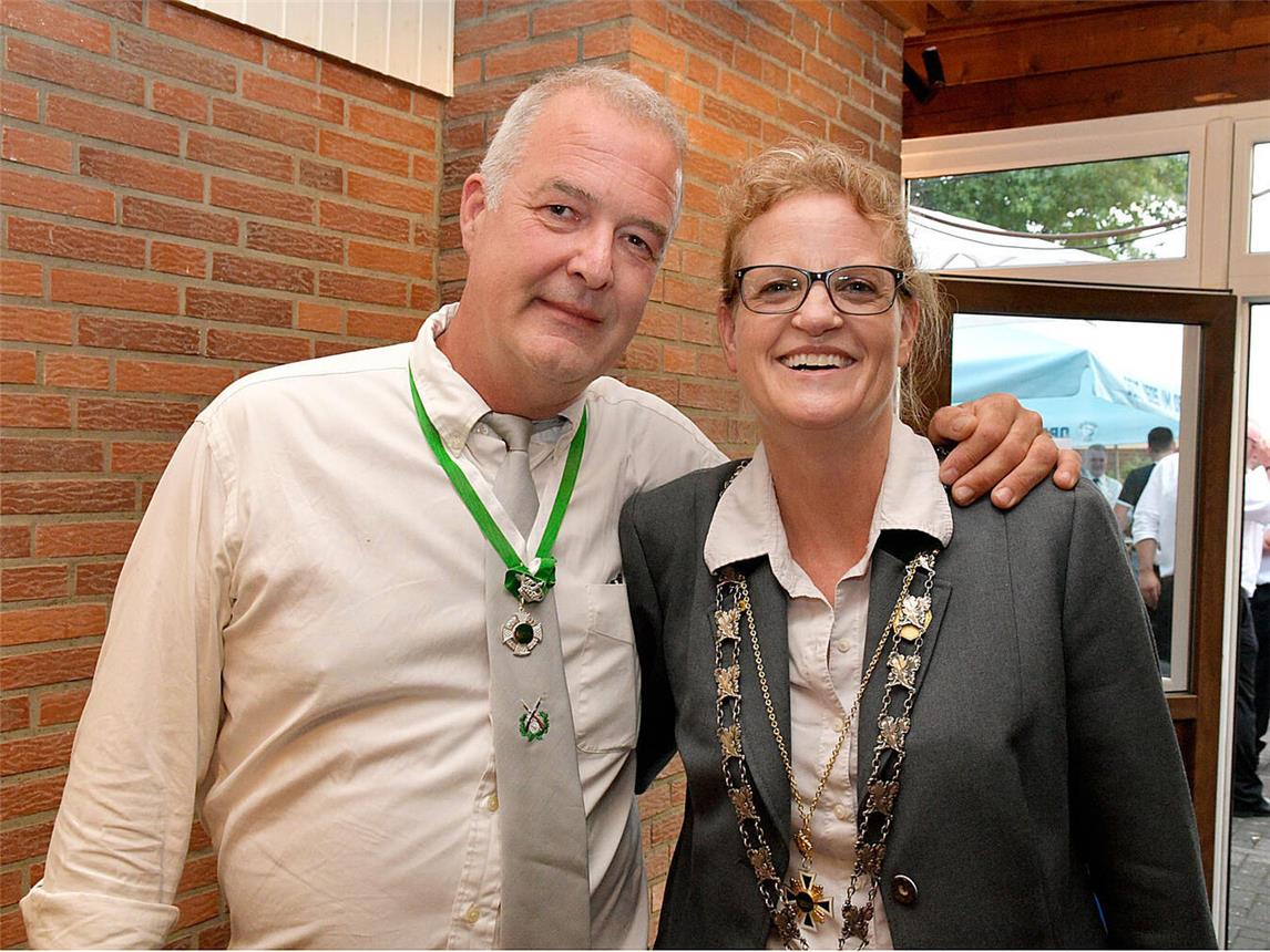 Der Königstitel bleibt in der Familie: Nachdem im vergangenen Jahr Zandra van der Zweep das Königschießen für sich entschied, wird sie jetzt von ihrem Mann Marc abgelöst, der sich bereits mit dem 44. Schuss die Königswürde sicherte. NN-Foto: Rüdiger Dehnen