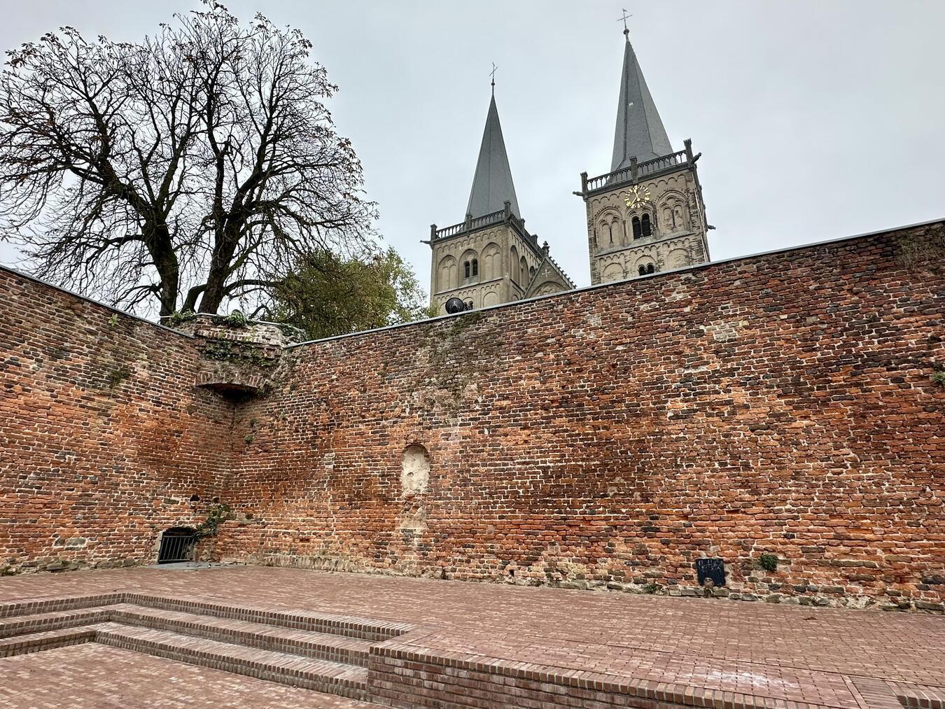 Der komplette Innenhof wurde – im Schatten des Xantener Domes – mit einem Ziegel ausgekleidet. NN-Foto: SP