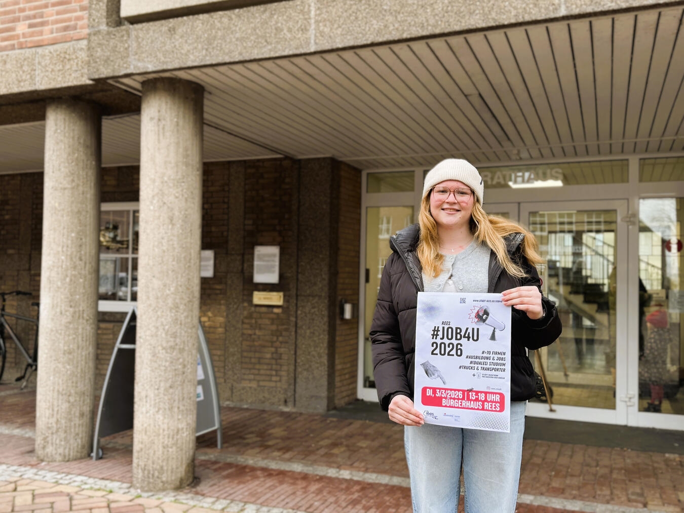 Der Kontakt auf der „Job4U“ stellte die Weichen: Leni Finck startet im August ihre Ausbildung bei der Stadt Rees. Foto: Stadt Rees
