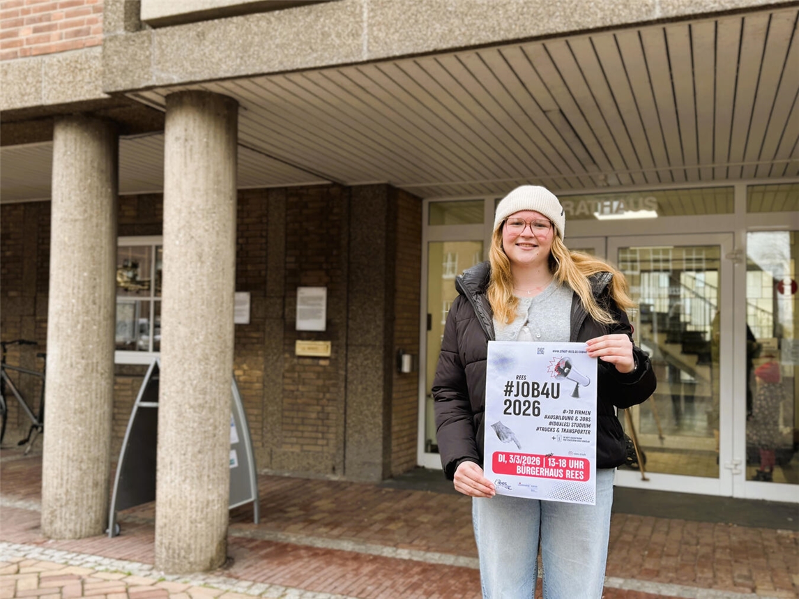 Der Kontakt auf der „Job4U“ stellte die Weichen: Leni Finck startet im August ihre Ausbildung bei der Stadt Rees. Foto: Stadt Rees