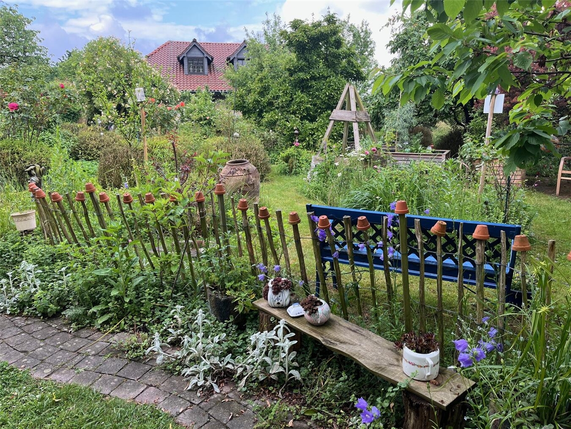 "Öffnungstag im Kräuter- und Bienengarten Loth am 10. Mai, blühende Pflanzen und summende Bienen, Foto von WTM"