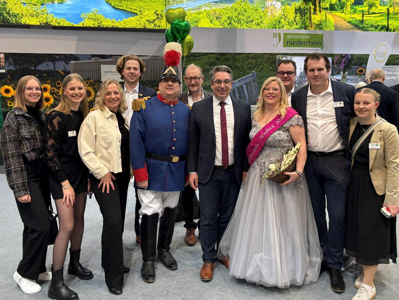 Der Kreis Klever Bundestagsabgeordneter Stefan Rouenhoff, CDU, (5.v.r) traf sich auf der Grünen Woche in Berlin mit Spargelprinzessin Monika II. van Bonn und Ehemann Daniel, Grenadier Heinz-Josef Heyer sowie Familie Janßen (Spargelhof Janßen). Foto: privat