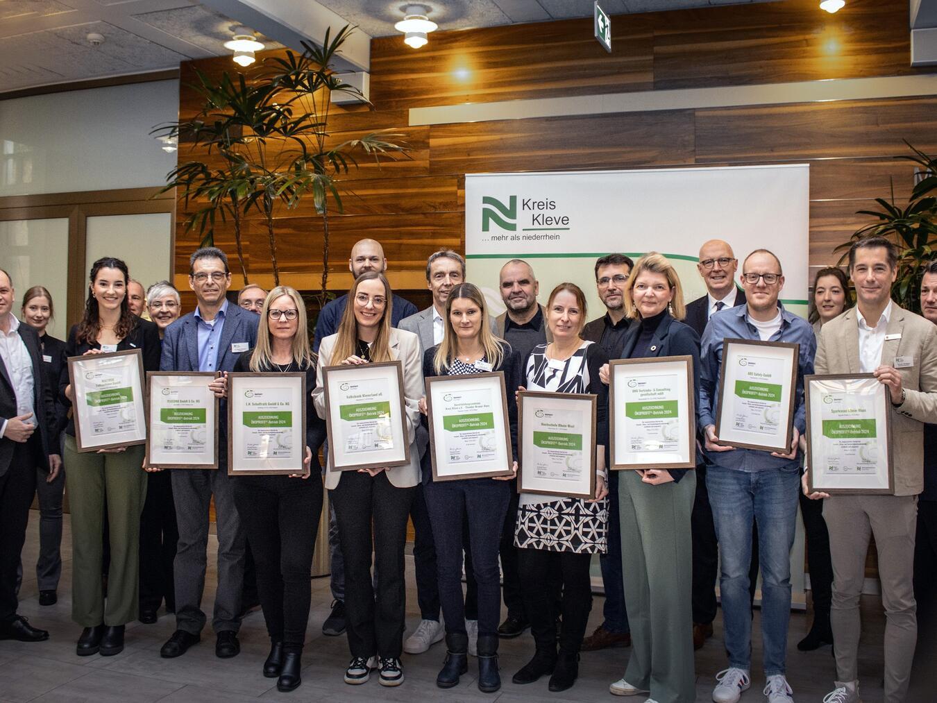 Der Kreis Klever Landrat Christoph Gerwers (5.v.r.) und Viktor Haase, Staatssekretär im Ministerium für Umwelt, Naturschutz und Verkehr des Landes Nordrhein-Westfalen (l.) ehrten die Vertreter der erfolgreichen Unternehmen der ersten Runde ÖKOPROFIT® im Kreis Kleve. Die Mitglieder des Beirats gratulierten.Foto: © Kreis Kleve/mvo