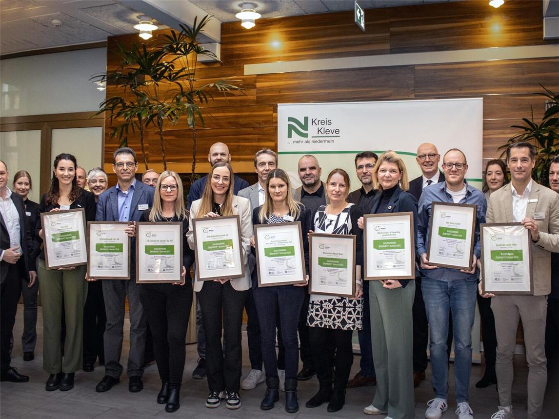 Der Kreis Klever Landrat Christoph Gerwers (5.v.r.) und Viktor Haase, Staatssekretär im Ministerium für Umwelt, Naturschutz und Verkehr des Landes Nordrhein-Westfalen (l.) ehrten die Vertreter der erfolgreichen Unternehmen der ersten Runde ÖKOPROFIT® im Kreis Kleve. Die Mitglieder des Beirats gratulierten.Foto: © Kreis Kleve/mvo