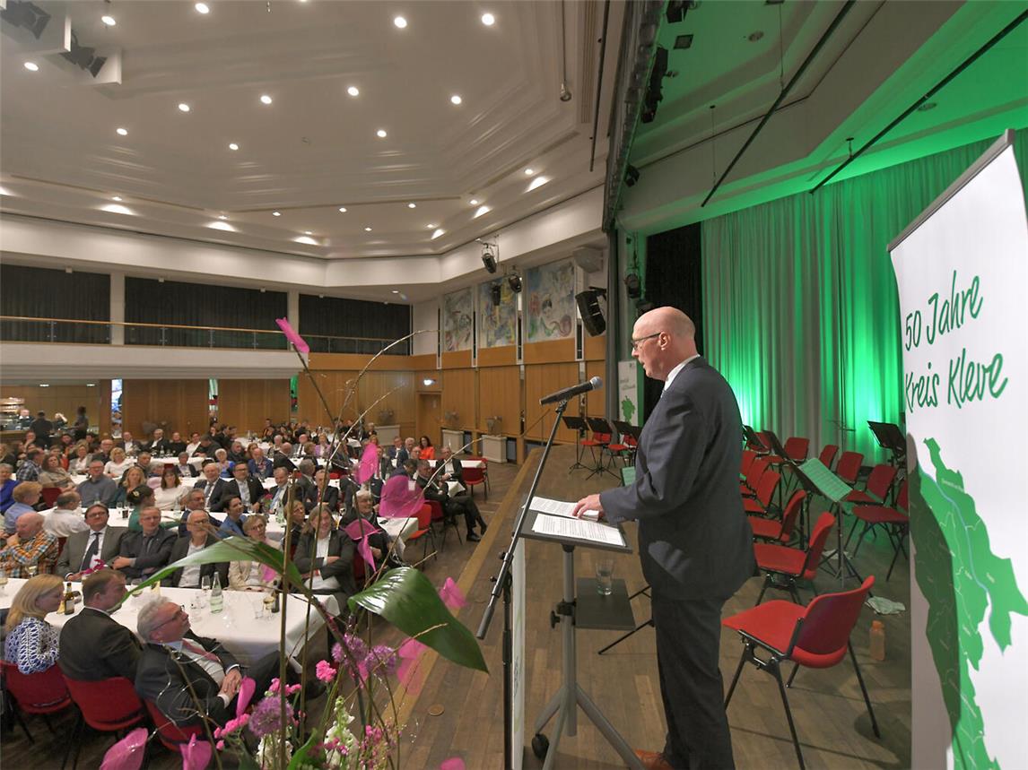 Der Kreis Klever Landrat Christoph Gerwers begrüßte die Gäste im Reeser Bürgerhaus. Foto: ©Kreis Kleve – Gottfried Evers