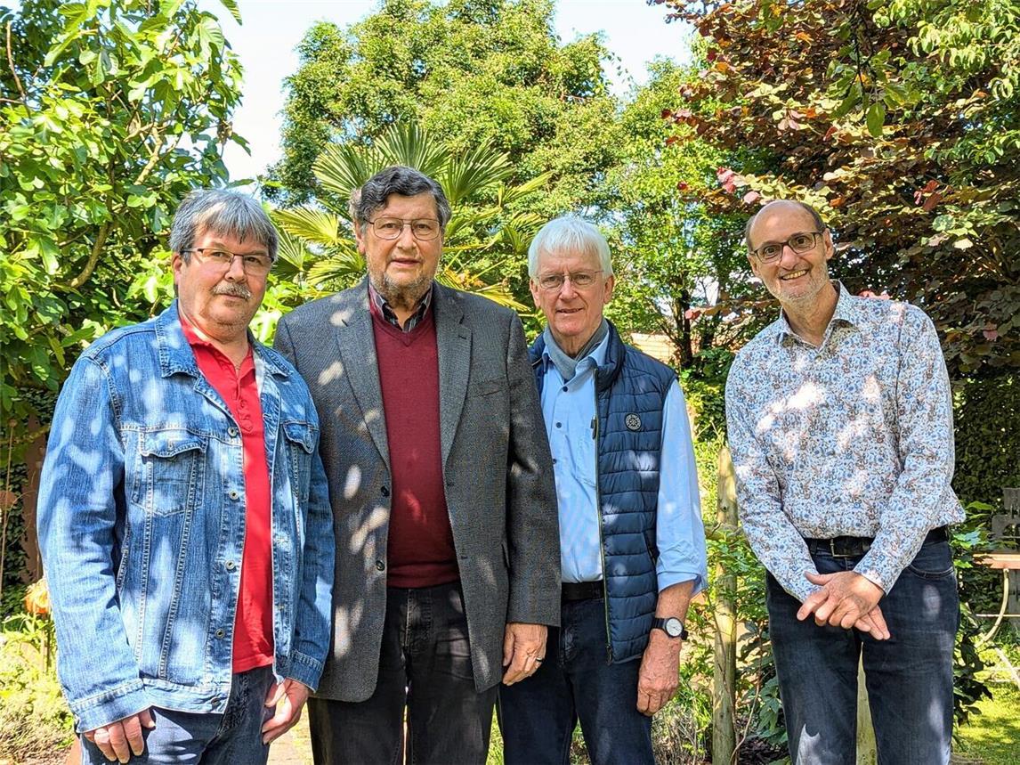 Der Kreisverband für Heimatpflege organisiert jährlich den „Tag der offenen Gartentür“(v.l.): Olaf Schübel (Schatzmeister), Josef Jörissen (Vorsitzender) , Bernhard Lohmann (Mitglied) und Gartenbesitzer Paul-Josef Heister. Foto: J.Kurschatke