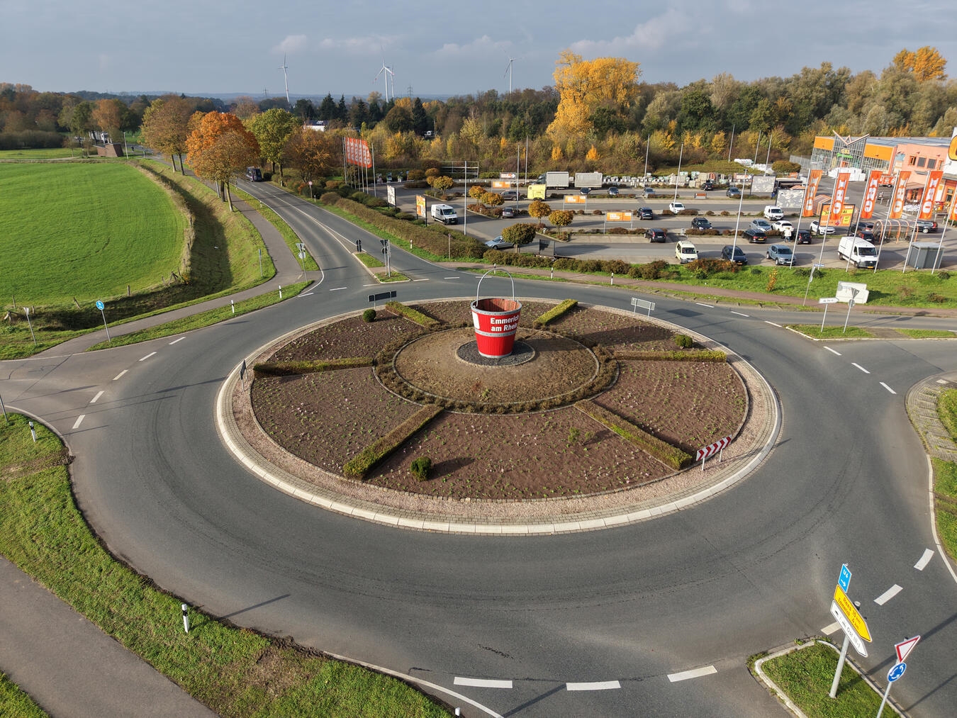 "Kreisverkehr Weseler Straße Emmerich nach Neugestaltung, modernes Design, städtische Infrastruktur"