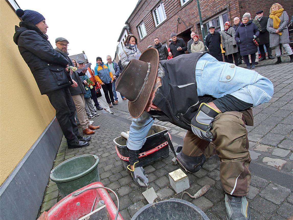 Der Künstler Gunter Demnig verlegt auf der Hochstraße in Aldekerk den Stolperstein zum Gedenken an Wilhelm Bosseljoon.NN-Foto: Theo Leie