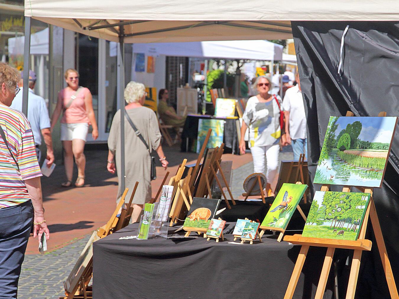 Der KulturBummel mit zahlreichen Ständen, die die Kunst unterschiedlichster Künstler präsentieren.