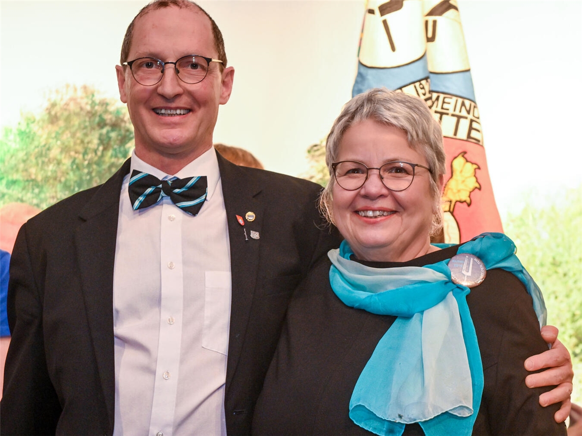 Der kurzweilige Heimatabend in Wetten hat einen neuen Festkettenträger hervorgebracht: Stefan Ophey mit Adjutantin Beate Broeckmann. NN-Fotos: Gerhard Seybert