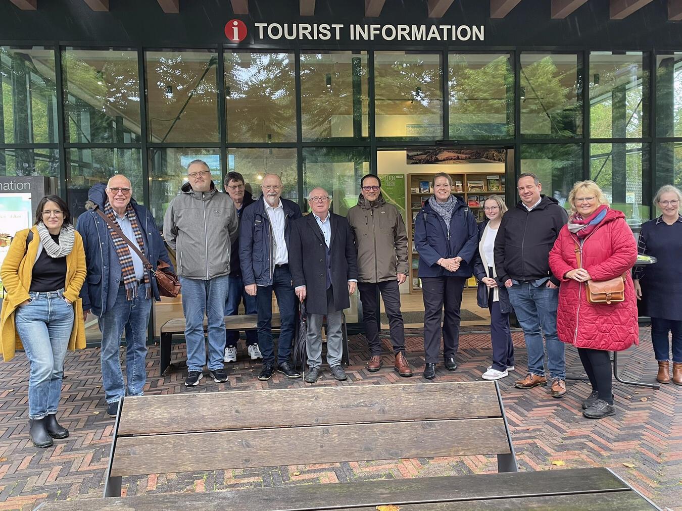 Der Landesfachbeirat besucht gemeinsam mit lokalen Vertretern unter anderem die Tourist-Information in Hochelten und spricht sich für Elten als Luftkurort aus. Foto: Stadt Emmerich
