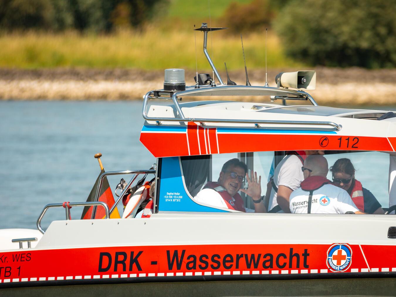 Der Landtagsabgeordnerte René Schneider informierte sich bei einer Fahrt mit der DRK-Wasserwacht über deren Sorgen und Probleme. Fotos: Chrisi Stark