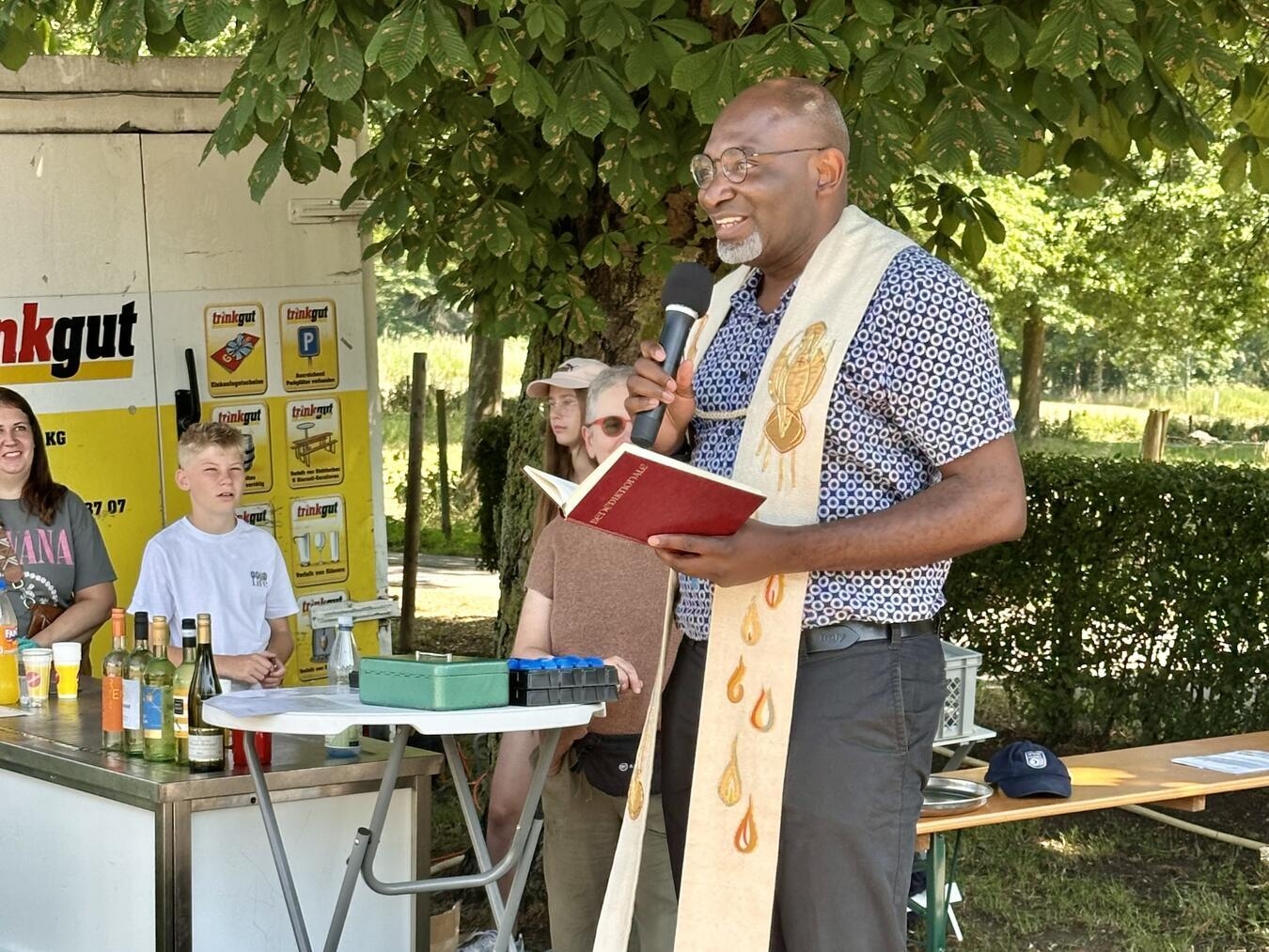 "Pfarrer Uchenna Aba bei der Einweihung, leitender Pfarrer Gocher Land, feierliches Kirchenereignis"