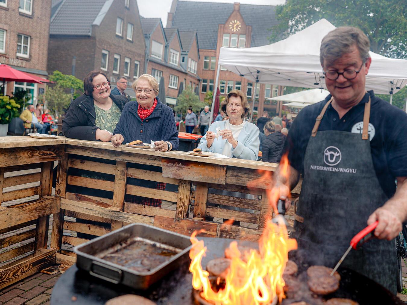 Der letzte Reeser Feierabendmarkt in diesem Jahr steht an. Foto: Stadt Rees/Breuer