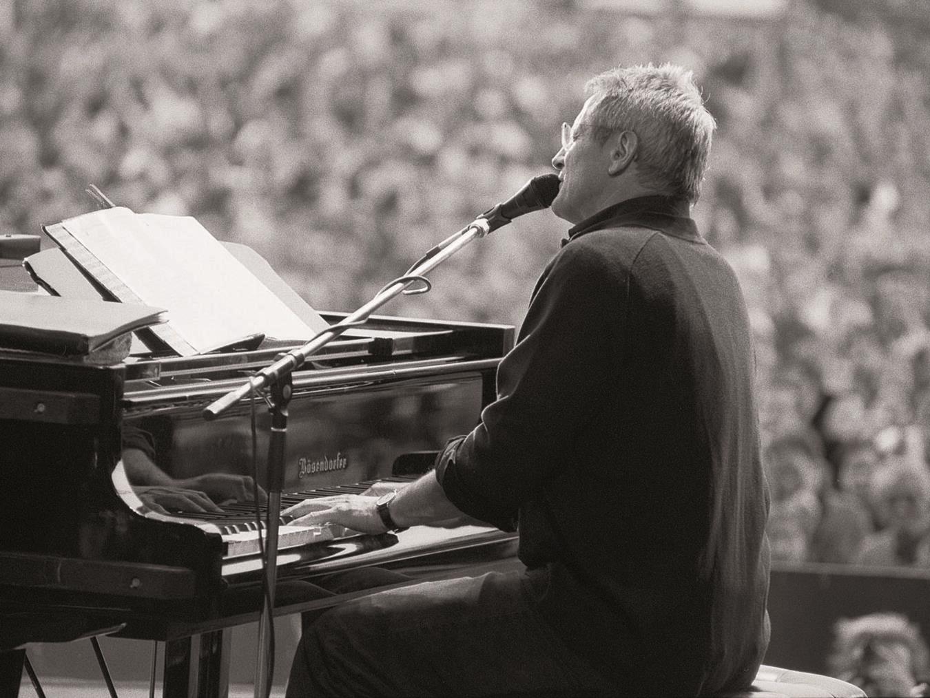 Der Liedermacher Konstantin Wecker präsentiert auf der Bühne des Burgtheaters Dinslaken sein neues Trio-Programm „Lieder meines Lebens“.Foto: Thomas Karsten