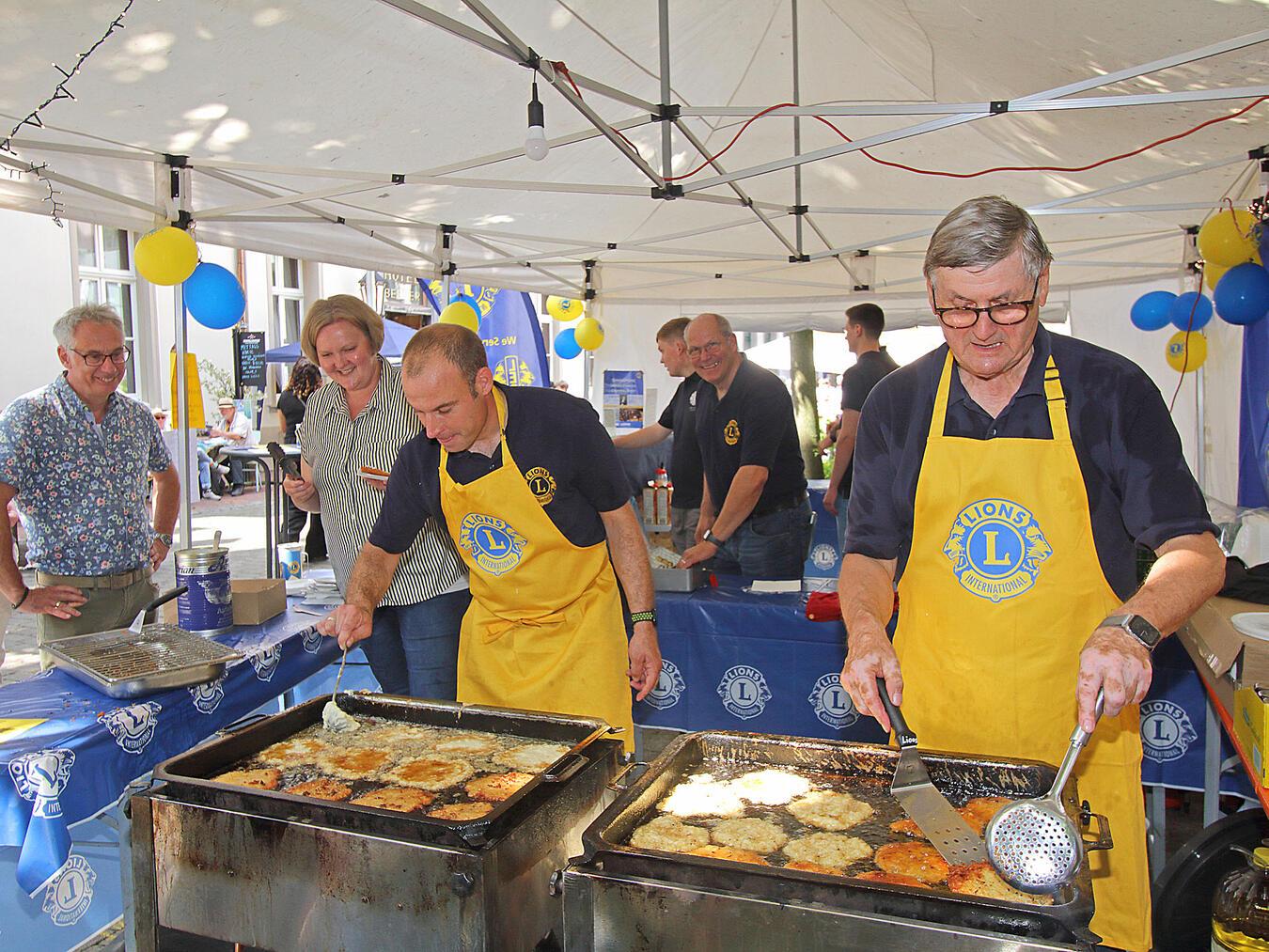 Der Lions Club Xanten backt jedes Jahr Reibekuchen. sNN-Archivfotos: Theo Leie