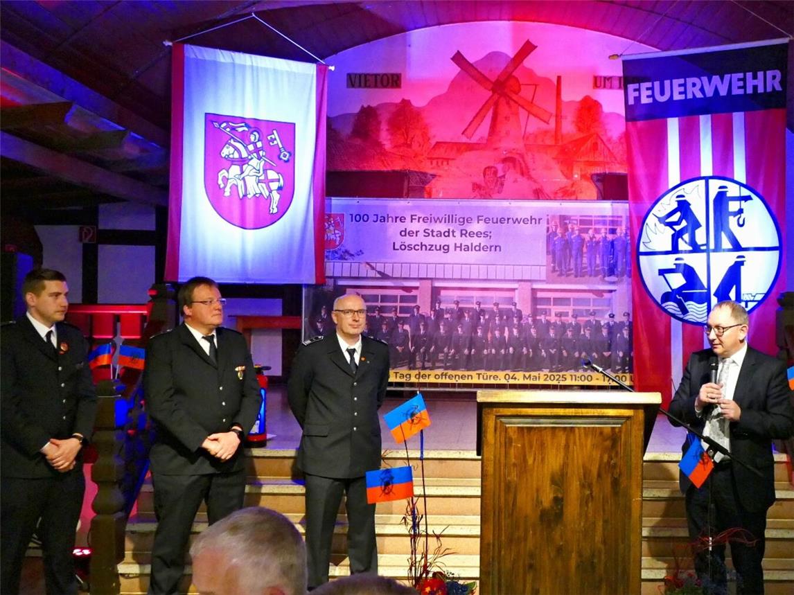 Der Löschzug Haldern feiert 100. Jubiläum: Beim Festabend waren auch (v. r.) Bürgermeister Sebastian Hense, Löschzugführer Matthias Storm sowie die beiden stellvertretenden Löschzugführer Christof Wehofen und Manuel Stratmann. Foto: Stadt Rees