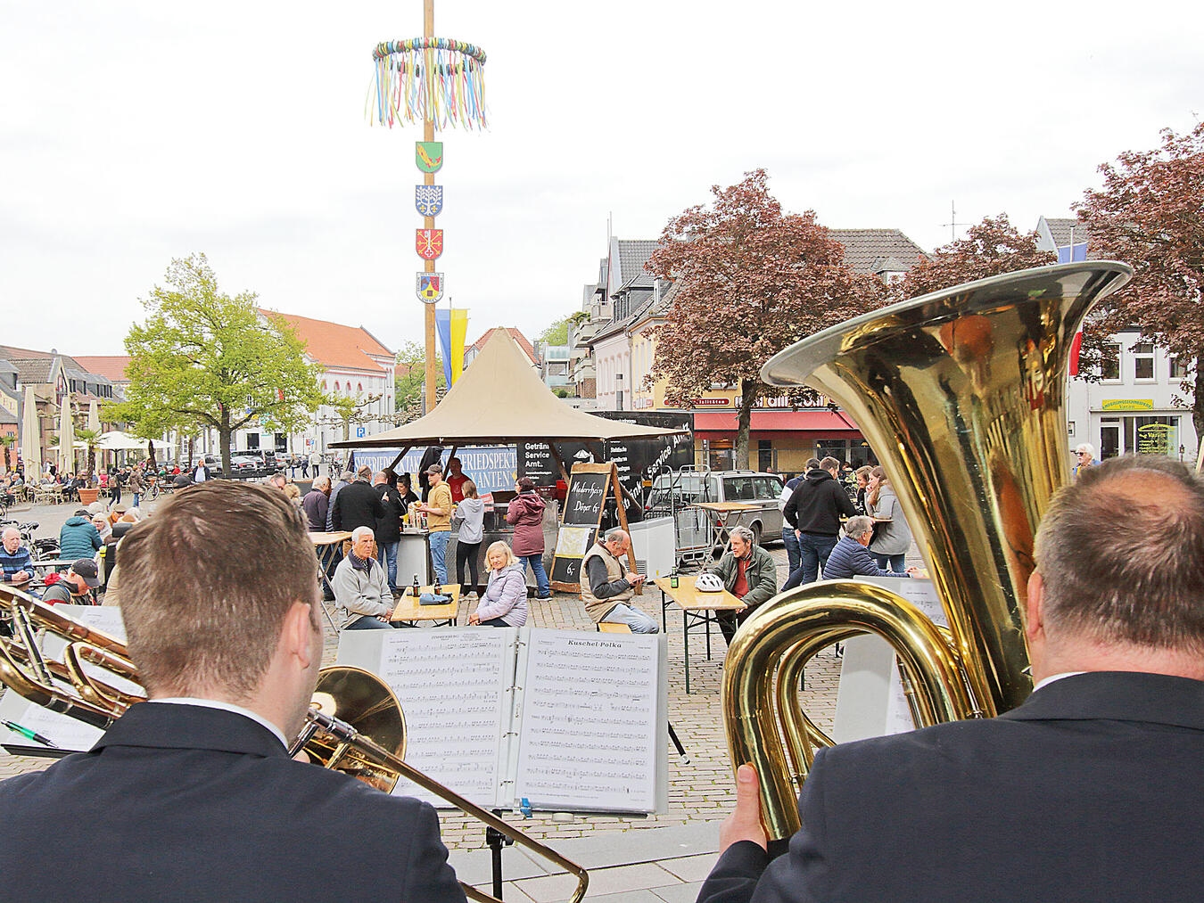 Der Maibaum auf dem Xantener Markplatz wird auch in diesem Jahr am 1. Mai wieder ein Treffpunkt sein – Live-Musik inklusive. NN-Foto: Theo Leie