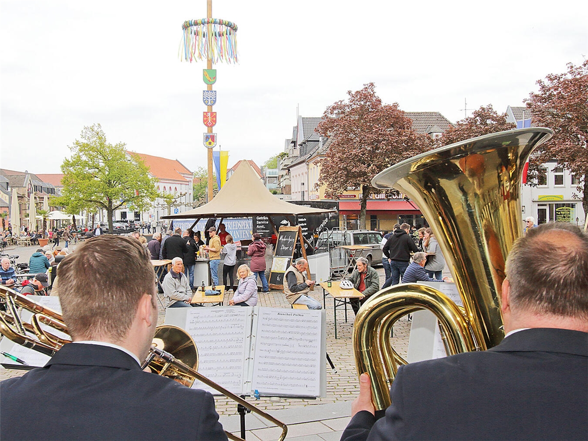 Der Maibaum auf dem Xantener Markplatz wird auch in diesem Jahr am 1. Mai wieder ein Treffpunkt sein – Live-Musik inklusive. NN-Foto: Theo Leie