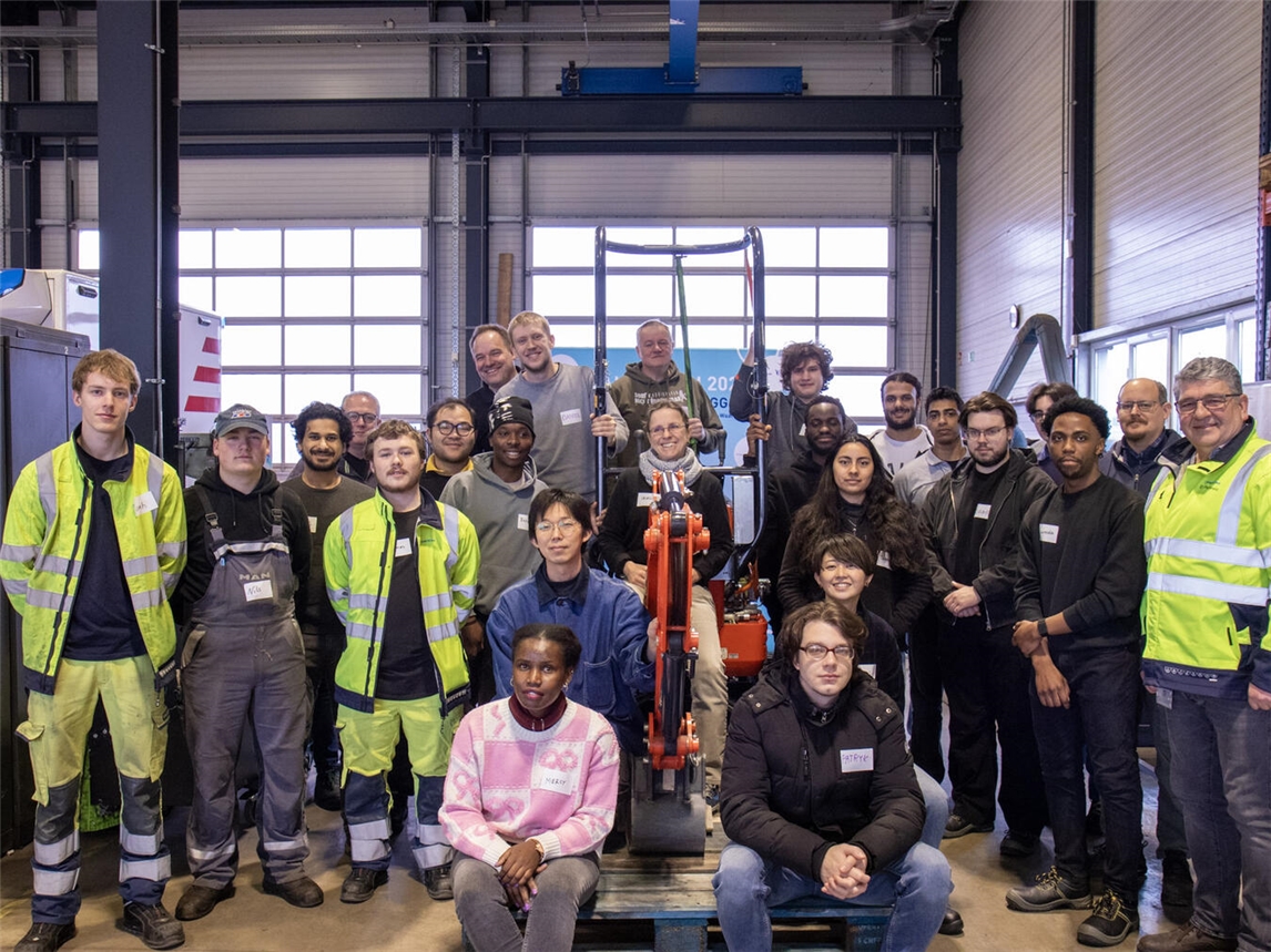 Der Makeathon fand statt in der Werkstatt von MAKS in Uedem. Makeathon Wasserstoffbagger. Foto: Florian Gaisrucke