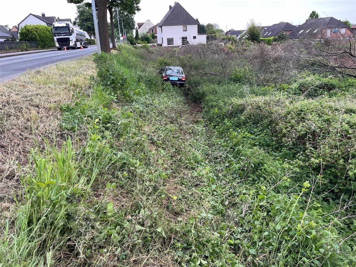 Der Mann, ein 33-Jähriger aus Kleve, hatte offensichtlich die Kontrolle über sein Fahrzeug verloren, einen Leitpfosten und einen Baum touchiert und war dann nach einigen Metern auf einer Grünfläche zu stehen gekommen. Foto: Polizei