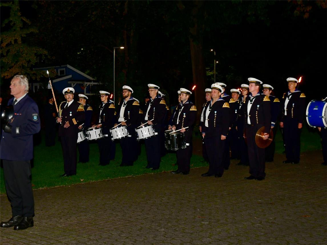 Der Marine Spielmannszug 1954 Schaephuysen hatte zum Großen Zapfenstreich eingeladen.Foto: privat
