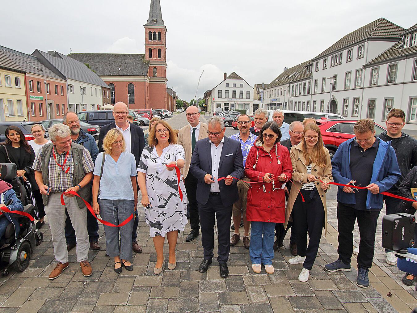 Nach 16 Monaten Bauzeit: Der Marktplatz in Büderich ist fertig Der Marktplatz in Büderich konnte feierlich eröffnet werden. NN-Foto: Theo Leie