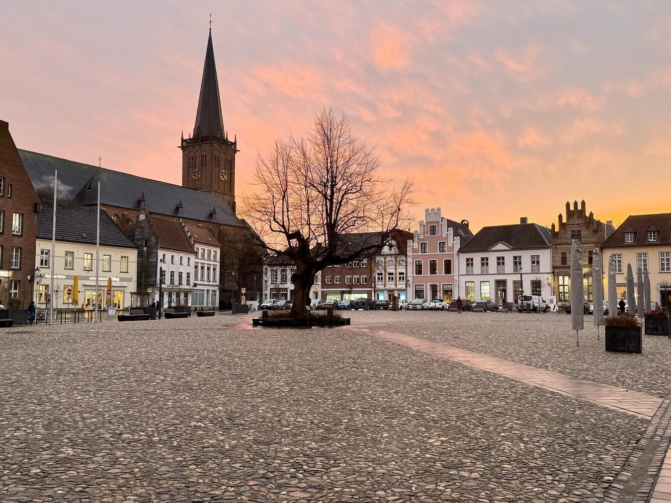 Der Marktplatz in Kalkar verwandelt sich für drei Tage in einen historischen Jahrmarkt. Archivfoto: Sabrina Peters
