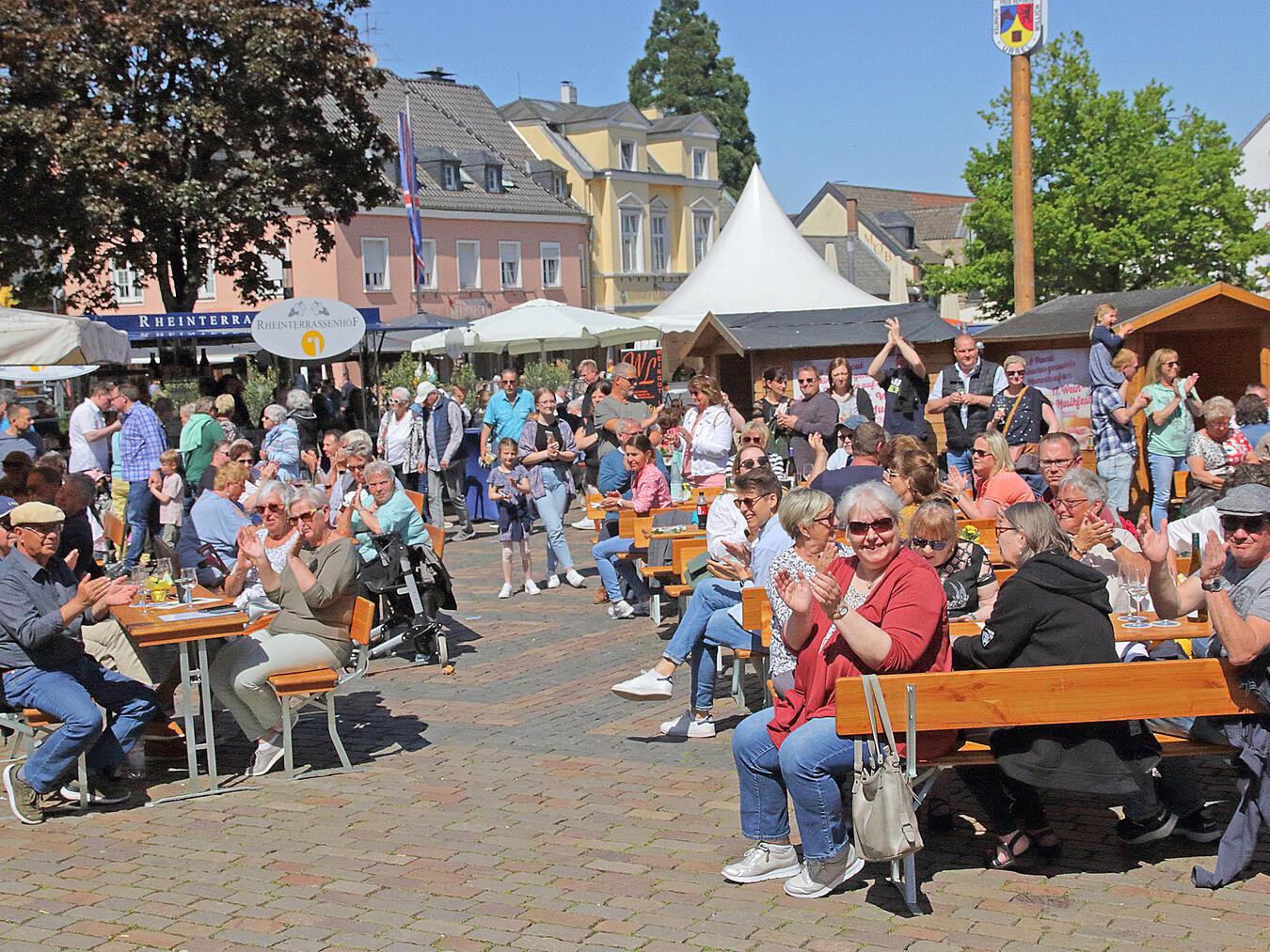 Der Marktplatz in Xanten ist traditionell zum Wein- und Musikfest immer gut gefüllt. NN-Foto (Archiv): Theo Leie