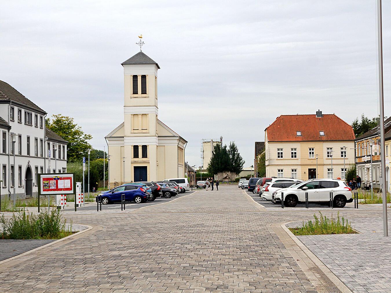 Nach 16 Monaten Bauzeit: Der Marktplatz in Büderich ist fertig Der Marktplatz von der Venloer Straße aus gesehen. NN-Foto: Theo Leie