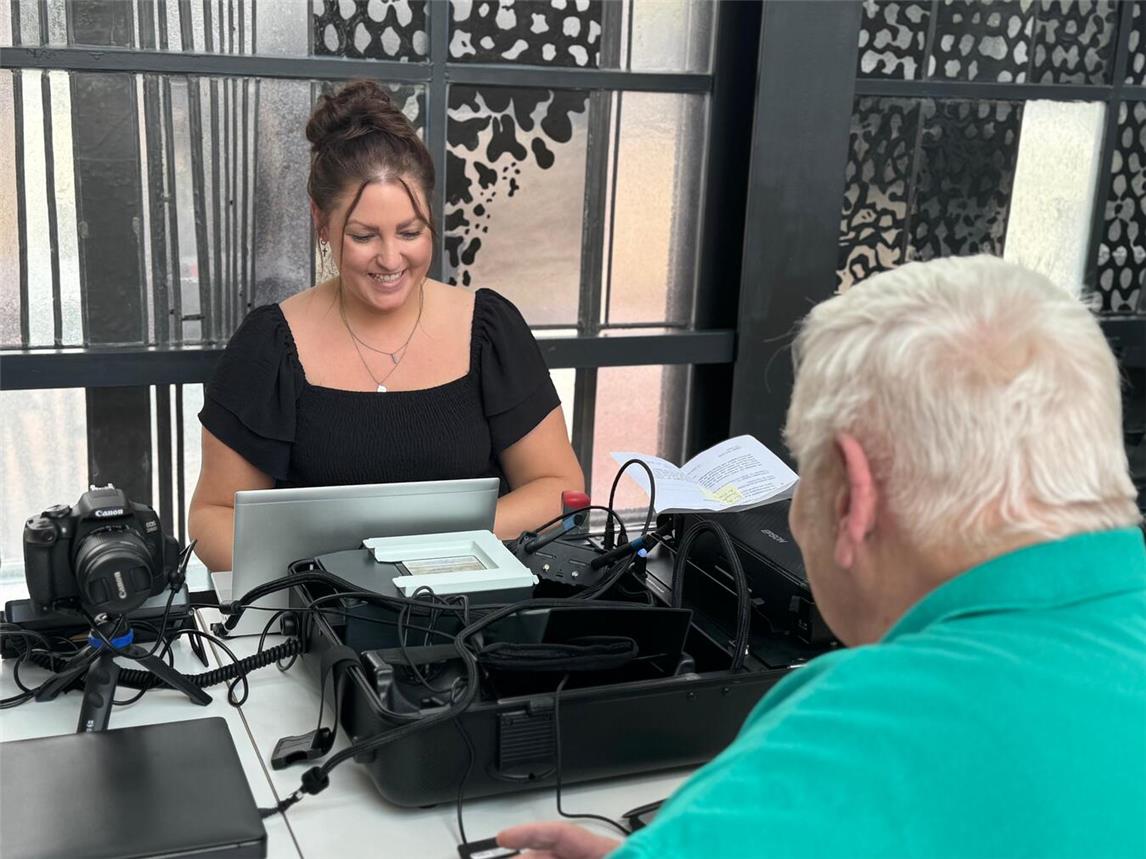 Der mobile Bürgerkoffer ermöglicht einige Angebote des Bürgerbüros auch außerhalb der Stadtverwaltung.Foto: Stadt Geldern/Gossens