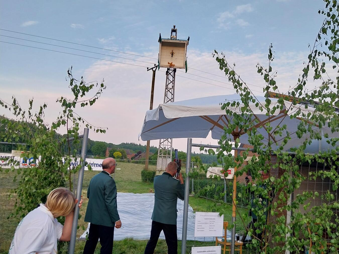 Uedemerbruch feiert seinen
Jubiläumskönig für 2025 Der Moment des Königsschusses: Der Vogel ist im Fallen begriffen.