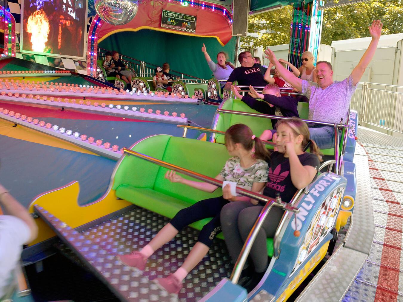 Der Kirmes-Trubel kehrt wieder auf den Markt ein Der Musikexpress wird auch in diesem Jahr wieder für viel Freude sorgen. NN-Fotos (2/Archiv): Rüdiger Dehnen