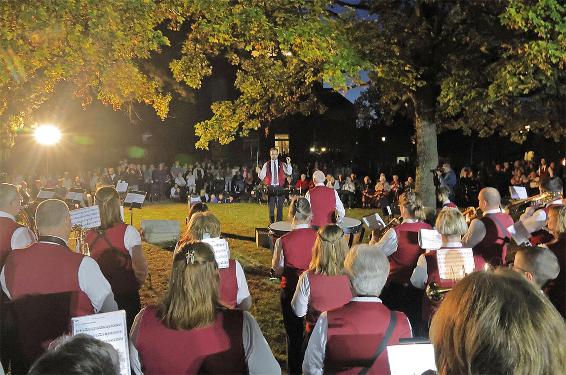 "Musikverein Aldekerk spielt Großen Zapfenstreich im Magdalenen-Heim Park, festliche Abendveranstaltung"