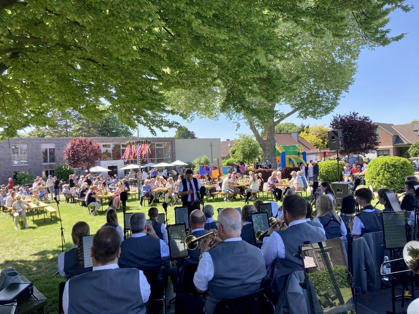 Der Musikverein Cäcilia aus Straelen lieferte im Marienpark einen bunten Musikmix. Foto: Privat