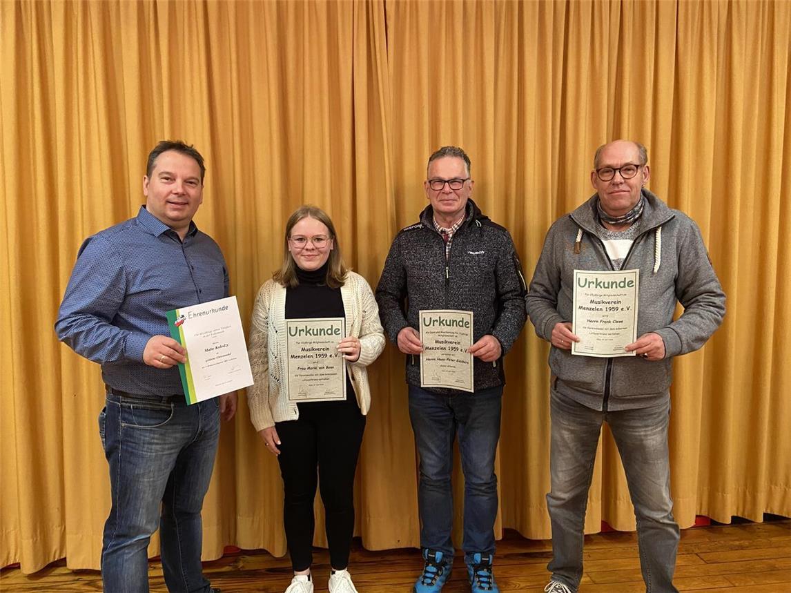 Der Musikverein ehrte langjährige Mitglieder. Foto: Musikverein Menzelen