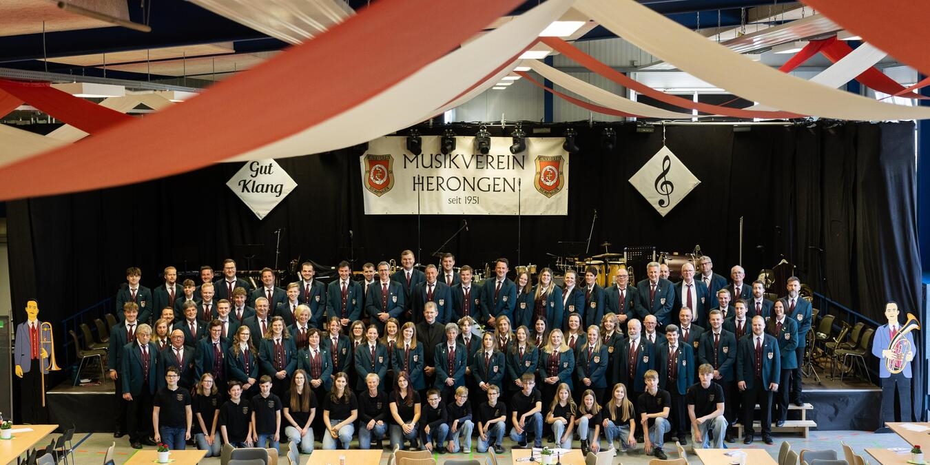 "Musikverein Herongen Frühjahrskonzert 2025, Orchester auf Bühne, klassische Musikaufführung"