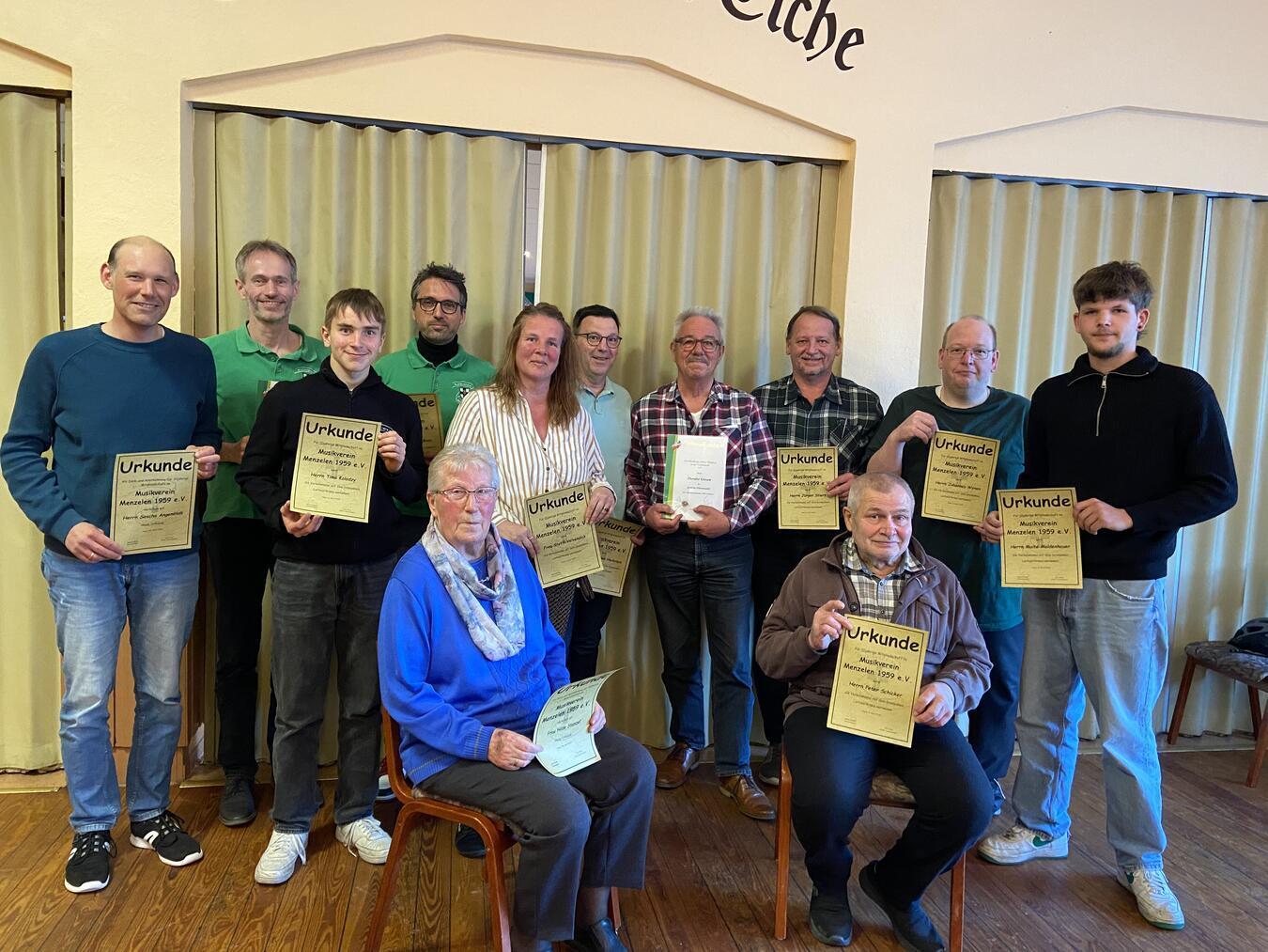 Der Musikverein Menzelen ehrte auf seiner Jahreshauptversammlung auch verdiente Mitglieder. Foto: Musikverein Menzelen