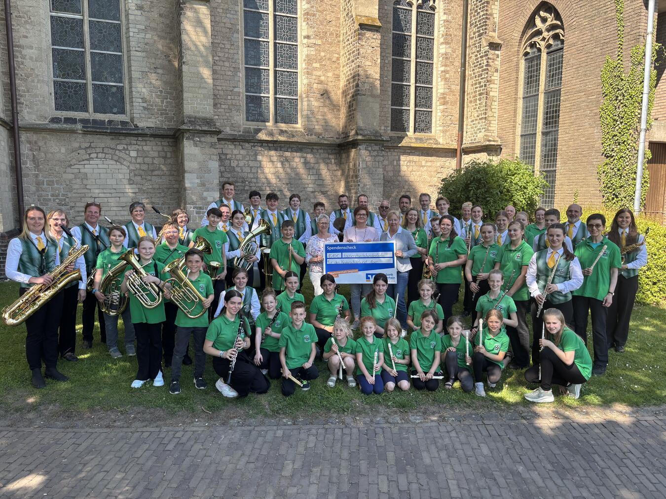 Der Musikverein Menzelen überreichte dem Kinderschutz Alpen einen Spendenscheck. Foto: Musikverein