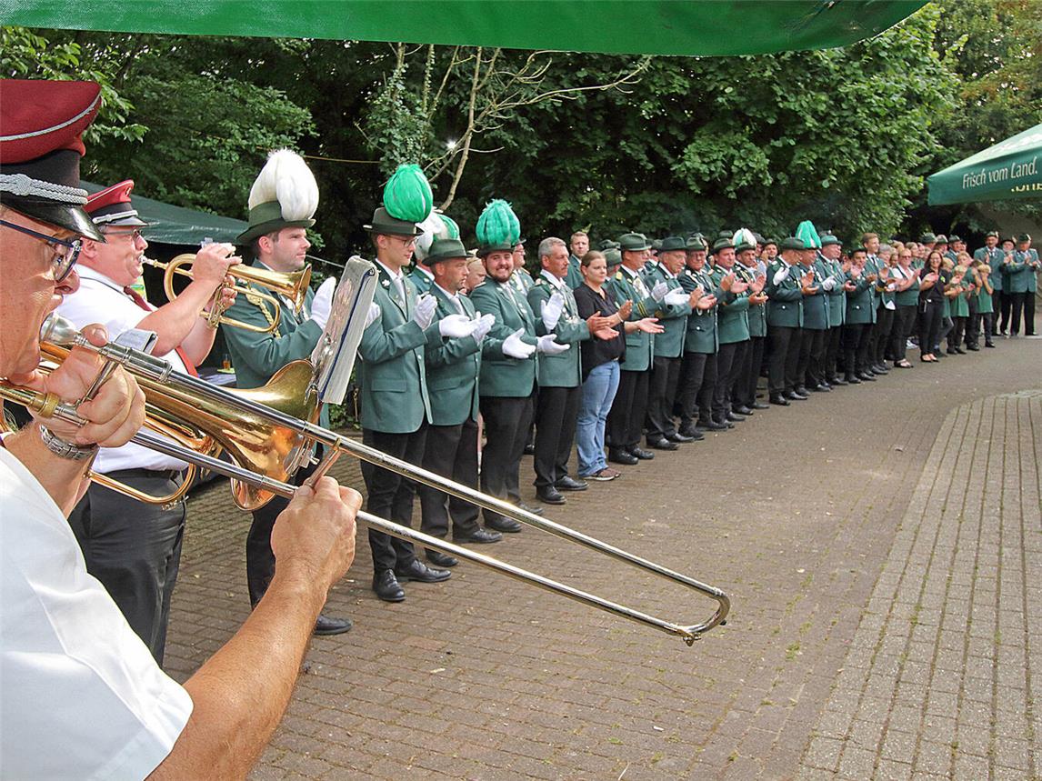 Der Musikverein Vynen spielte vor dem Königsschießen ein Ständchen für die Geburtstagskinder. NN-Foto: Theo Leie