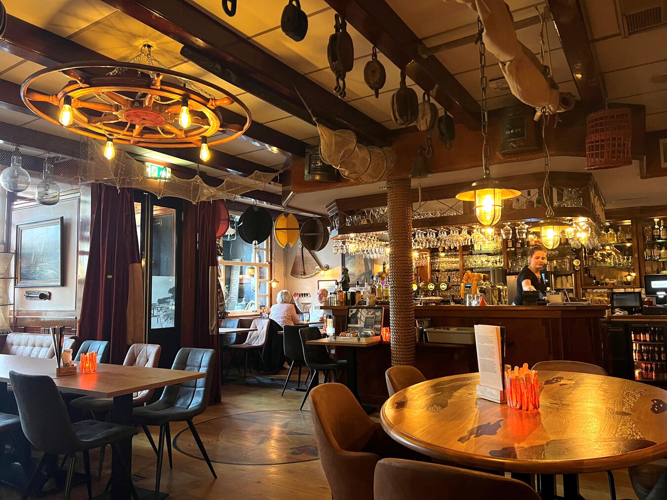 Der nautische Look im Gastraum der Brasserie unterstreicht das Inselgefühl und d...