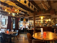 Der nautische Look im Gastraum der Brasserie unterstreicht das Inselgefühl und d...