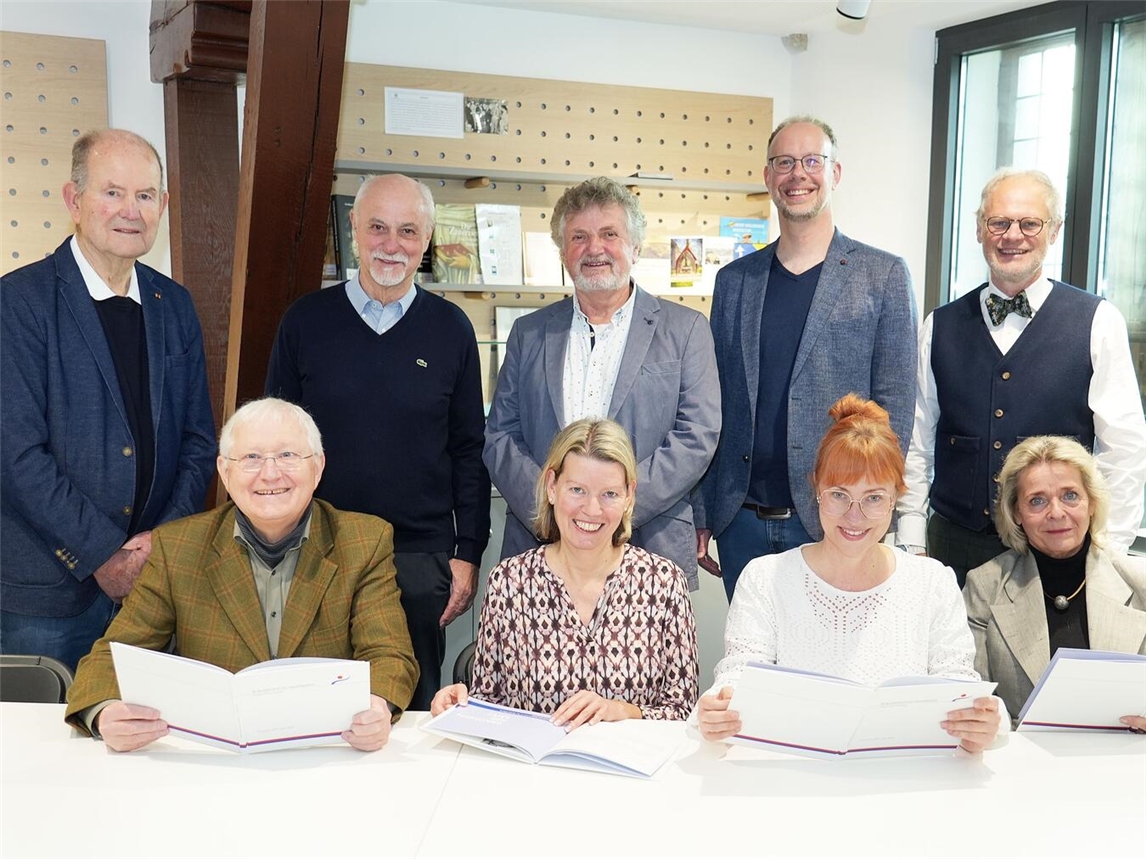 Der neu formierte Vorstand (v.l.): Heinz-Karl Meuskens, Rita Thielen, Nicole Wagener und Dagmar Vennmanns; stehend: Adolf Schreiber, Klaus Krantz, Georg Bornheim, Jörg Kratzenberg und Jörg Wagner. Foto: Steve Freienstein