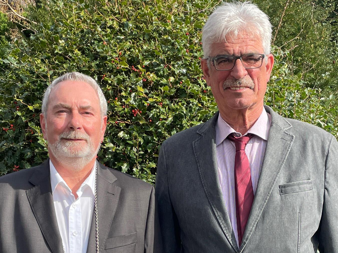 Der neu gewählte Brudermeister Helmut Schaffeld (r.) wird erstmalig die Ehrengäste begrüßen. Helmut Schaffeld hat das Amt von seinem Vorgänger, Ehrenbrudermeister Manfred Daleske (l.), im März übernommen.