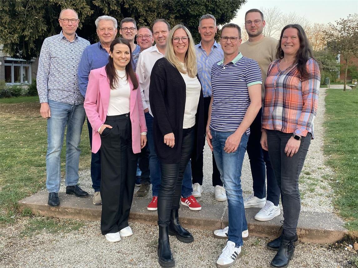 Der neu gewählte Vorstand (v.l.): Andreas Lamers (2. Vorsitzender), Franz van Berkum (Ehrenvorsitzender/Vertreter RZK), Leonie Pitz (Schatzmeisterin), Carsten van Schrick (Wagenbau), Lothar Roelofs (Geschäftsführer), Christian Pennekamp (1. Vorsitzender), Sabrina Stifft (Rot-Weiß-Frauen), Achim Verrieth (Sitzungspräsident), Achim Elbers (Presse/Medien), Dirk Jansen (Rot-Weiß-Herren) und Yvonne Janssen (Jugendleiterin). Foto: priva