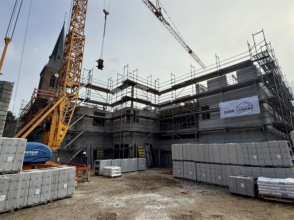 Der Neubau des LindenqQuartiers – direkt neben der katholischen Kirche St. Ulrich – schreitet planmäßig voran. NN-Foto: SP