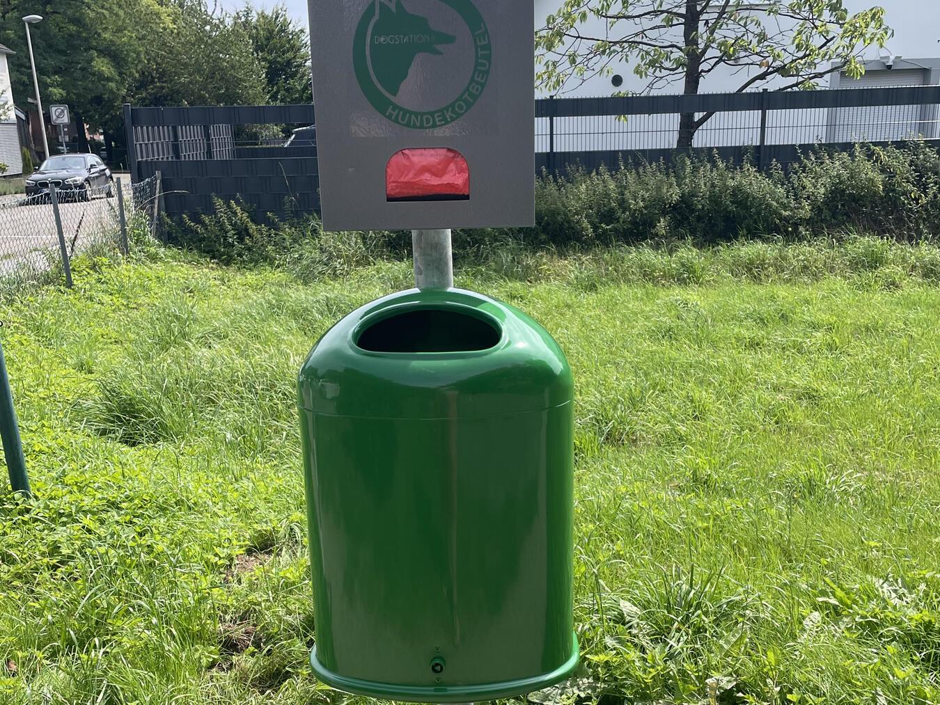 Der neue Abfallbehälter mit integriertem Spender für Hundekotbeutel. Foto: privat