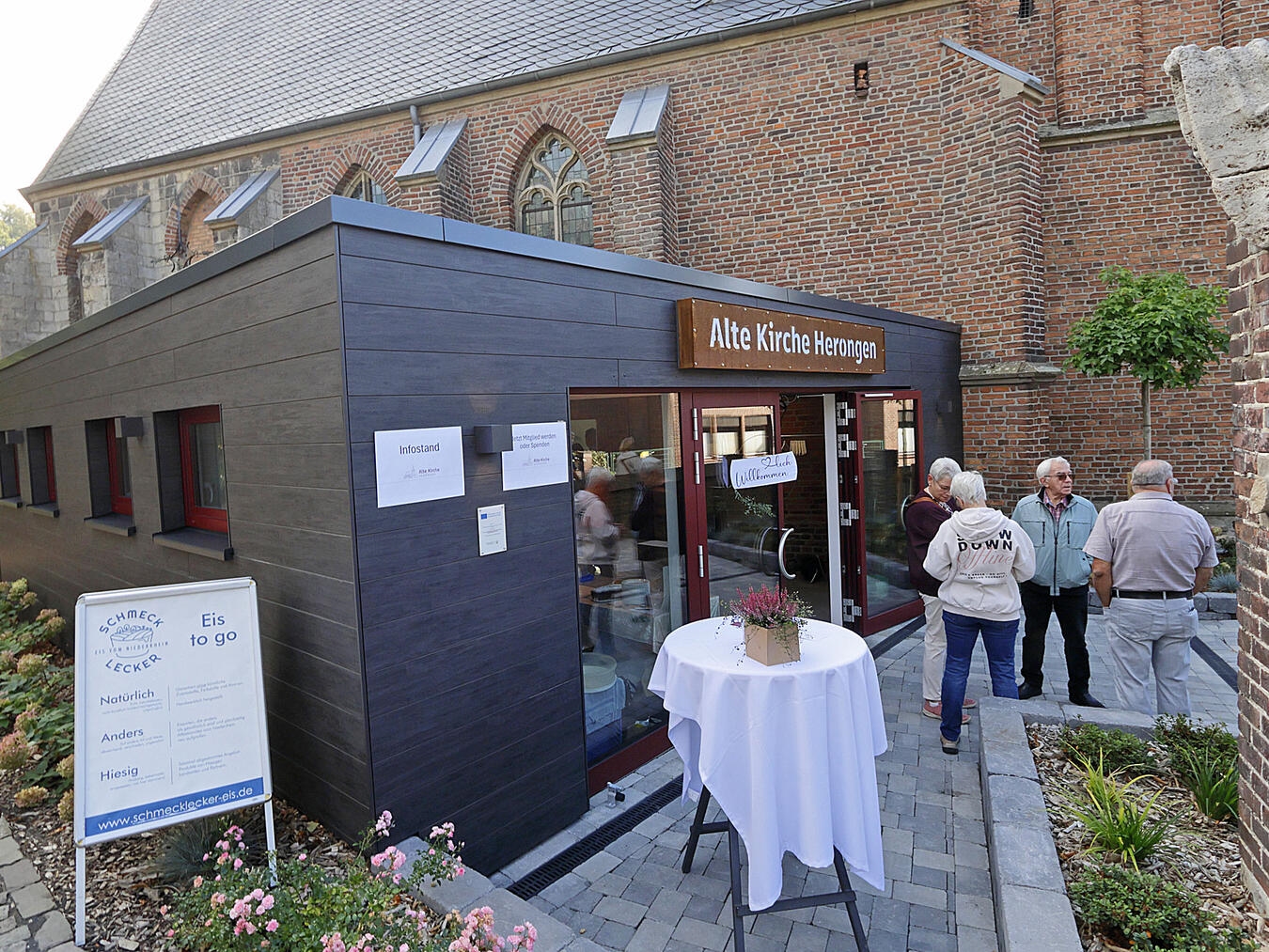 Die Alte Kirche Herongen: Ein neues Kapitel beginnt "Moderner Anbau an historischer Kirche, Architektur, Renovierung"